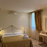 威尼斯旅馆 *